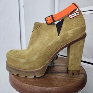 HUNTER RARE SUEDE TAN AND ORANGE HEEL BOOTIES SIZE 9.5